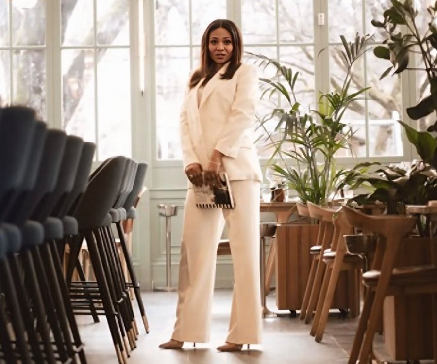 Cristina Nantsen in einem Restaurant, in einem weissen Anzug